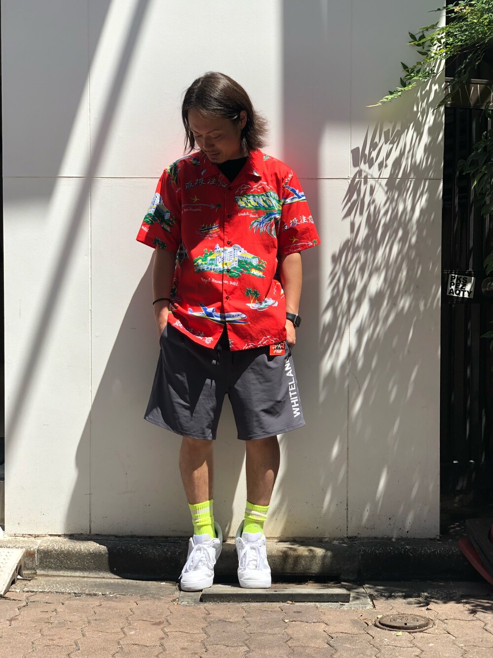「LHP、ラフ、ootd、アロハシャツ、上野、WHITELAND BLACKBURN、blackeyepatch、black eye patch、LHP上野」｜「WHITELANDのWHITELAND/ホワイトランド/ロゴショーツ（その他パンツ、グレー系）」を使った、kazuya muraiさん（メンズ・168cm）の夏コーディネートの1枚目の写真