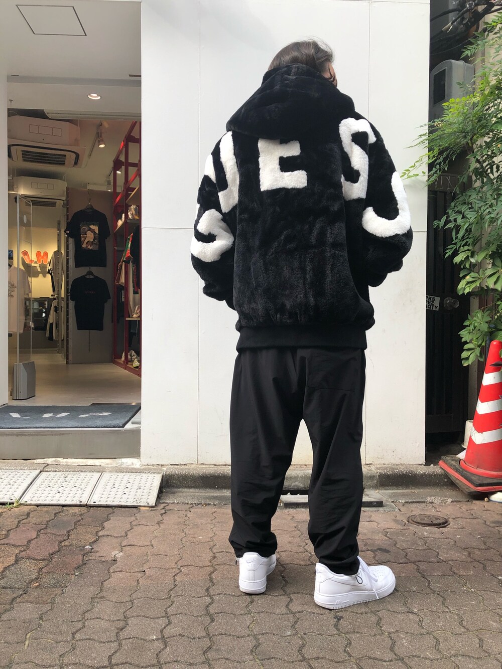 「NIKE、LHP、ファーブルゾン、guess、sneakers、上野、NIKE AIR FORCE、WHITELAND BLACKBURN、LHP上野」｜「WHITELANDのWHITELAND/ホワイトランド/NYLON QUARTER PANTS(パンツ)（その他パンツ、ブラック系）」を使った、kazuya muraiさん（メンズ・168cm）の夏コーディネートの1枚目の写真