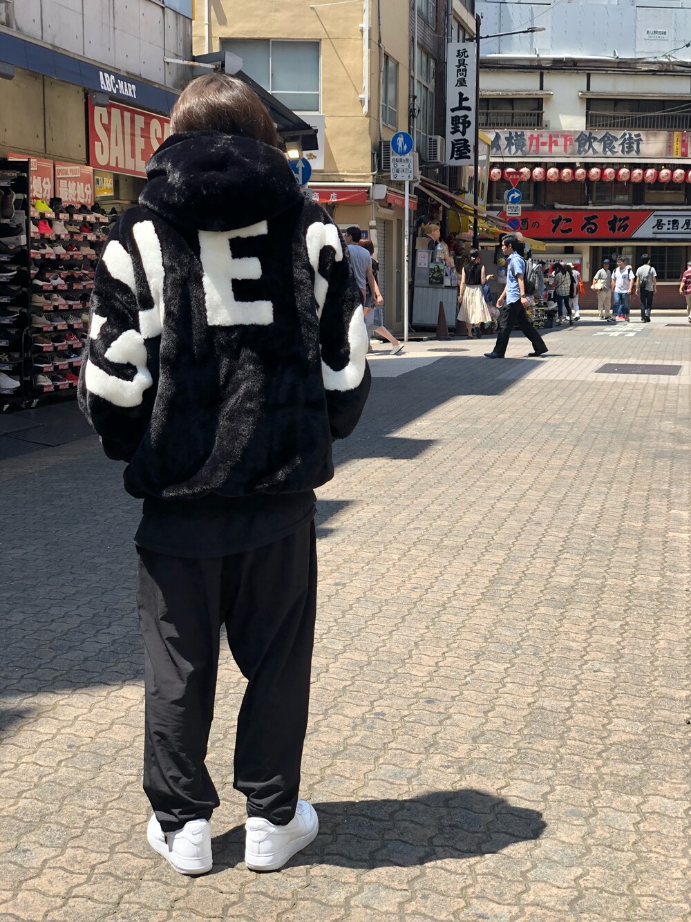 「LHP、ファーブルゾン、シンプルコーデ、冬物、guess、ゲス、上野、WHITELAND BLACKBURN、LHP上野」｜「WHITELANDのWHITELAND/ホワイトランド/ナイロンクロップドパンツ（その他パンツ、ブラック系）」を使った、kazuya muraiさん（メンズ・168cm）の夏コーディネートの1枚目の写真