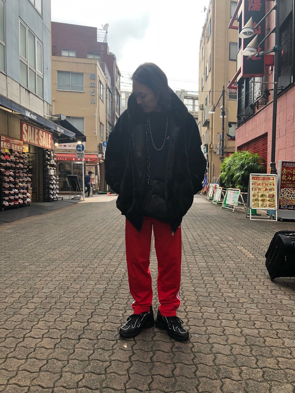「ビッグシルエット、LHP、ジャージ、Danke schon、アディダス、ファーブルゾン、guess、上野、LHP上野」｜「DANKE SCHONのDankeSchon/ダンケシェーン/チェーンナイロンサコッシュ（ボディバッグ/ウエストポーチ、ブラック系）」を使った、kazuya muraiさん（メンズ・168cm）の夏コーディネートの1枚目の写真