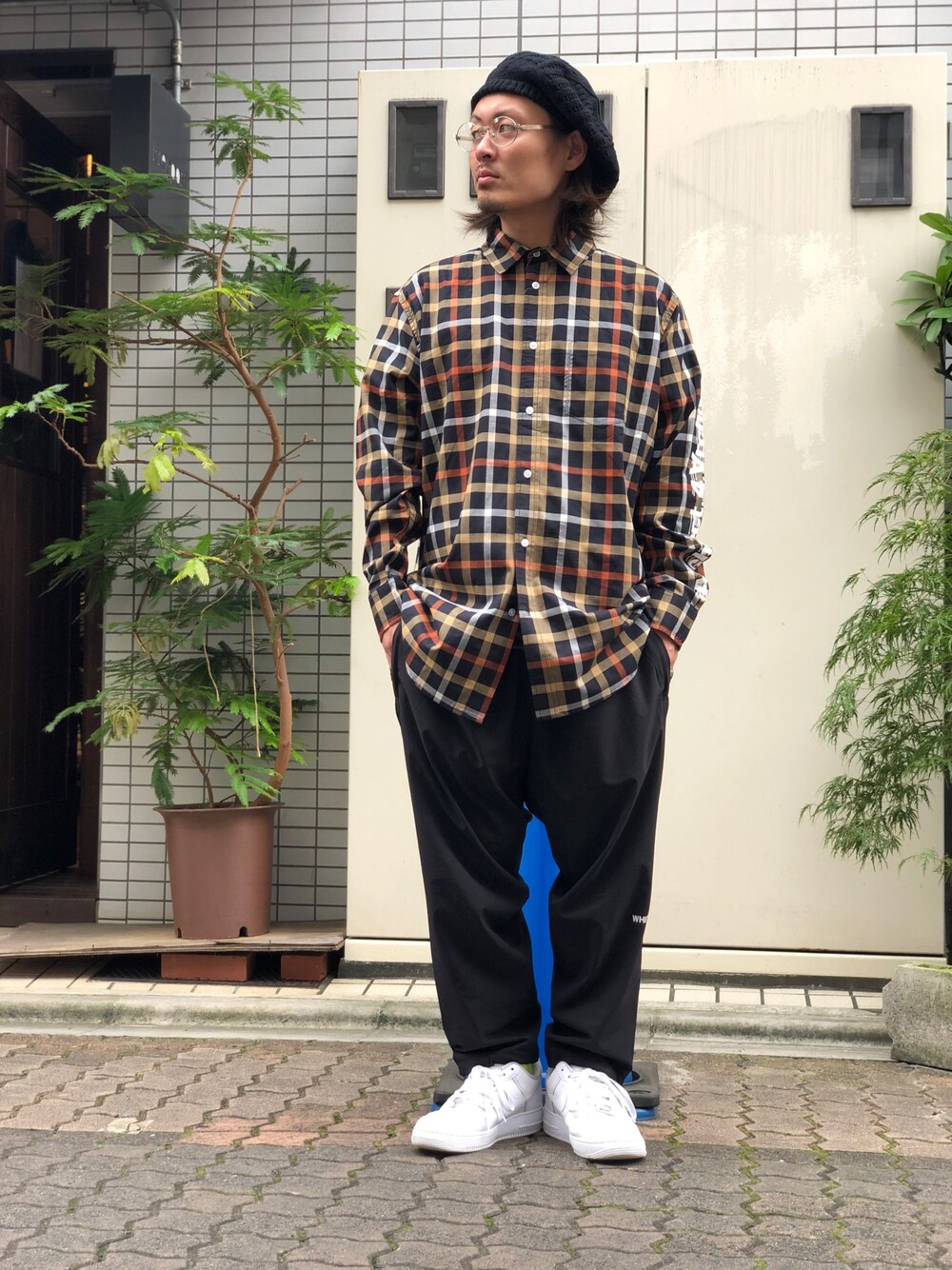 「チェックシャツ、LHP、ブラウン、NIKE AIR MAX、オトナカジュアル、秋コーデ、WHITELAND BLACKBURN、LHP上野、スタッフセンバツ、秋のカフェオレコーデ」｜「WHITELANDのWHITELAND/ホワイトランド/Nylon QuarterPants（その他パンツ、ブラック系）」を使った、kazuya muraiさん（メンズ・168cm）の秋コーディネートの1枚目の写真