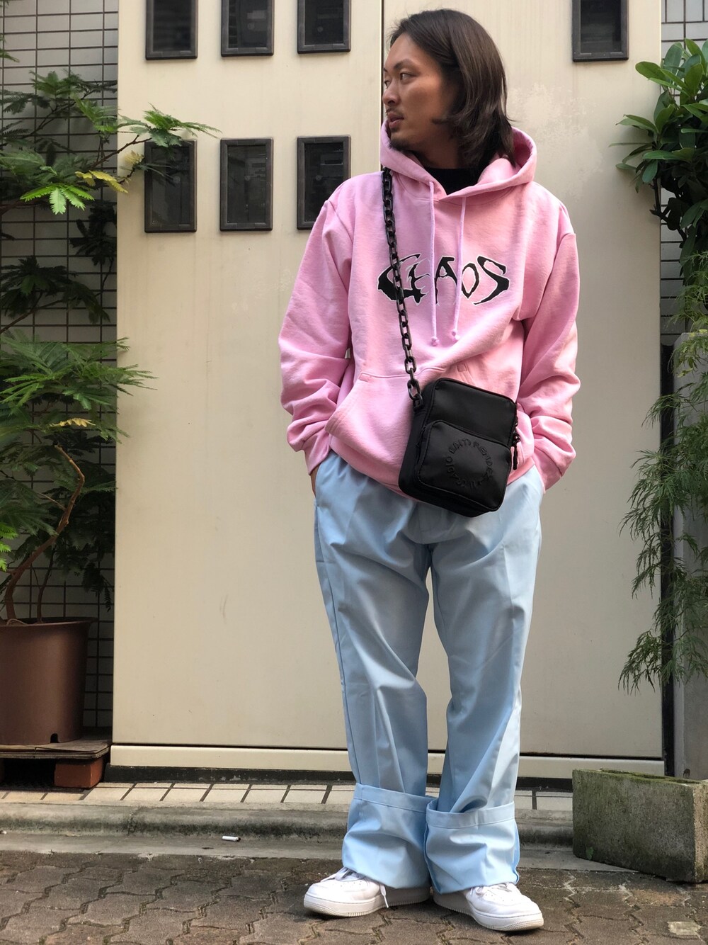 「NIKE、ピンク、LHP、Danke schon、パステルカラー、秋、上野、LHP上野、noongoons」｜「DANKE SCHONのDankeSchon/ダンケシェーン/チェーンナイロンサコッシュバッグ（ショルダーバッグ、ブラック系）」を使った、kazuya muraiさん（メンズ・168cm）の秋コーディネートの1枚目の写真