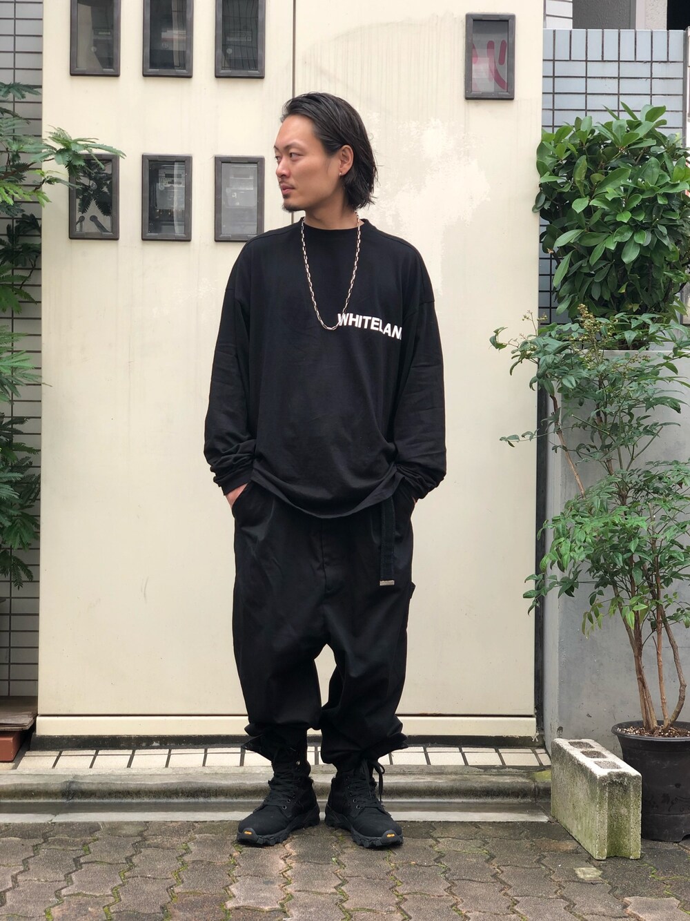 「秋コーデ、オトナカジュアル、オールブラック、WHITELAND BLACKBURN、KIDILL、yohjiyamamoto、LHP、LHP上野、上野」｜「WHITELANDのWHITELAND/ホワイトランド/BIG LOGO LS TEE(ロンT)（Tシャツ/カットソー、ブラック系）」を使った、kazuya muraiさん（メンズ・168cm）の秋コーディネートの1枚目の写真