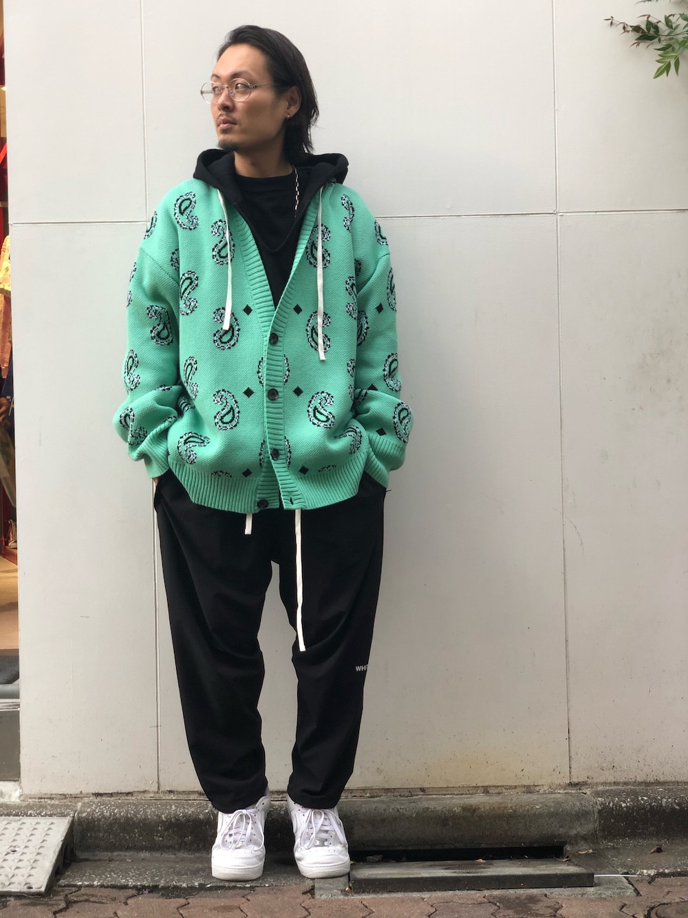 「カーディガン、秋のコーデ、LHP、大人カジュアル、秋、ライムグリーン、上野、WHITELAND BLACKBURN、blackweirdos、LHP上野」｜「WHITELANDのWHITELAND/ホワイトランド/ペイズリービッグカーディガン（カーディガン/ボレロ、グリーン系）」を使った、kazuya muraiさん（メンズ・168cm）の秋コーディネートの1枚目の写真