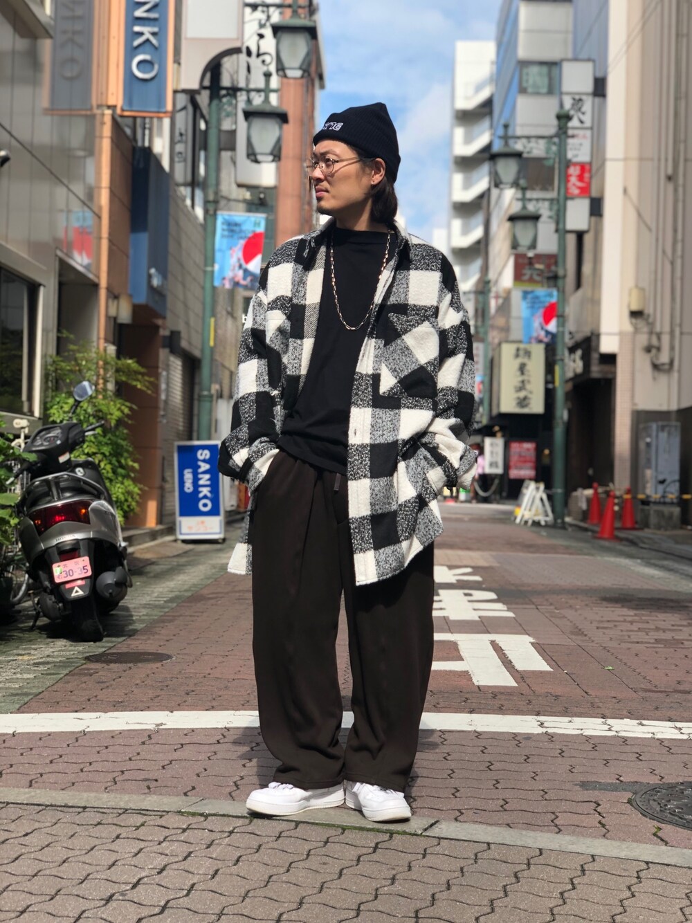「ビッグシルエット、秋のコーデ、LHP、大人カジュアル、スニーカーコーデ、休日スタイル、上野、WHITELAND BLACKBURN、blackweirdos、LHP上野」｜「WHITELANDのWHITELAND/ホワイトランド/ビッグシルエットチェックシャツ（シャツ/ブラウス、ホワイト系）」を使った、kazuya muraiさん（メンズ・168cm）の秋コーディネートの1枚目の写真