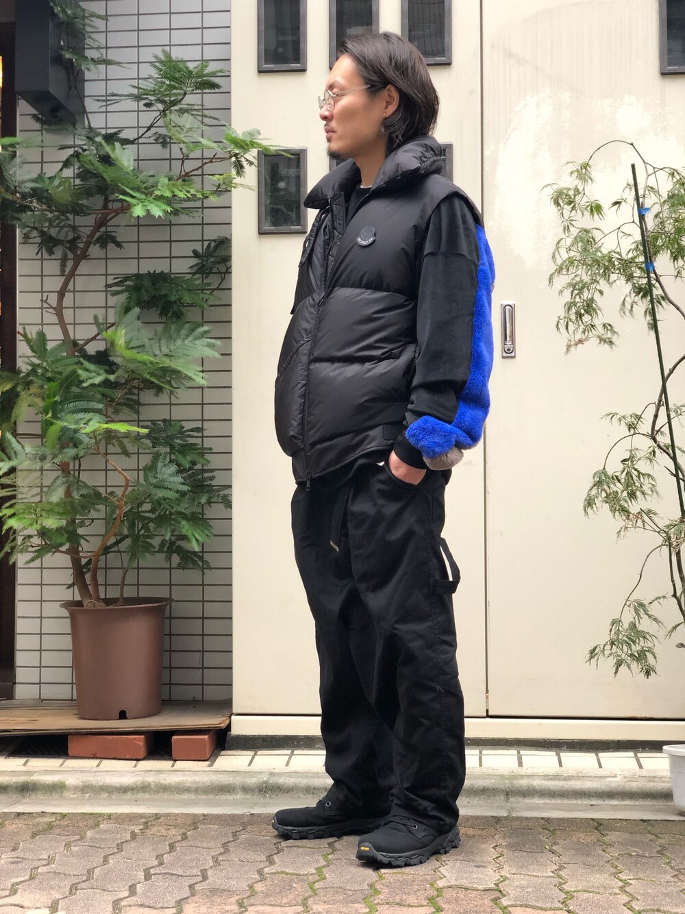 「ファー、LHP、Danke schon、もこもこ、上野、秋冬、秋コーデ、WHITELAND BLACKBURN、KIDILL、LHP上野」｜「DANKE SCHONのDankeSchon/ダンケシェーン/ベロアファーラインクルーネック(スウェットシャツ)（Tシャツ/カットソー、ブラック系）」を使った、kazuya muraiさん（メンズ・168cm）の秋コーディネートの1枚目の写真