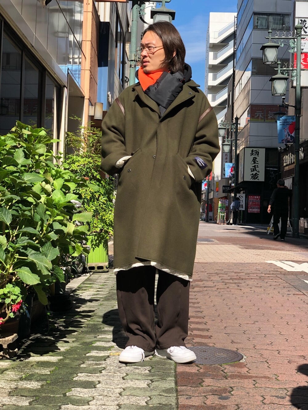 「秋のコーデ、LHP、冬コーデ、カーキ、coat、Danke schon、アースカラー、上野、blackweirdos、LHP上野」｜「DANKE SCHONのDankeSchon/ダンケシェーン/中綿マフラー（マフラー、オレンジ系）」を使った、kazuya muraiさん（メンズ・168cm）の秋コーディネートの1枚目の写真