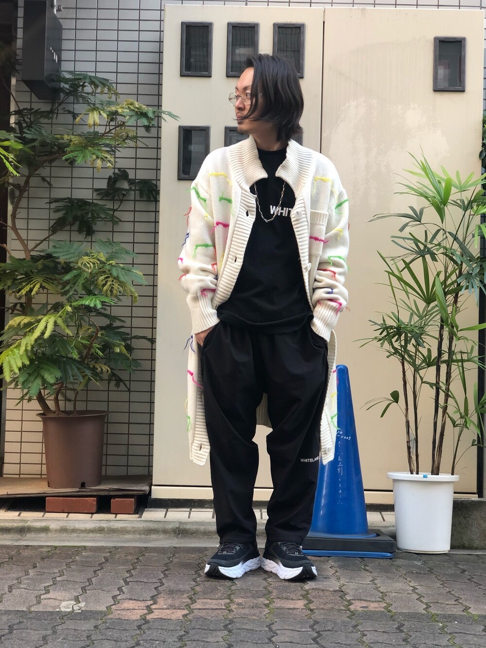 「カーディガン、LHP、白、White Mountaineering、上野、WHITELAND BLACKBURN、秋冬コーデ、LHP上野、やっぱりストリートが好き」｜「WHITELANDのWHITELAND/ホワイトランド/BIG LOGO LS TEE(ロンT)（Tシャツ/カットソー、ブラック系）」を使った、kazuya muraiさん（メンズ・168cm）の秋コーディネートの1枚目の写真
