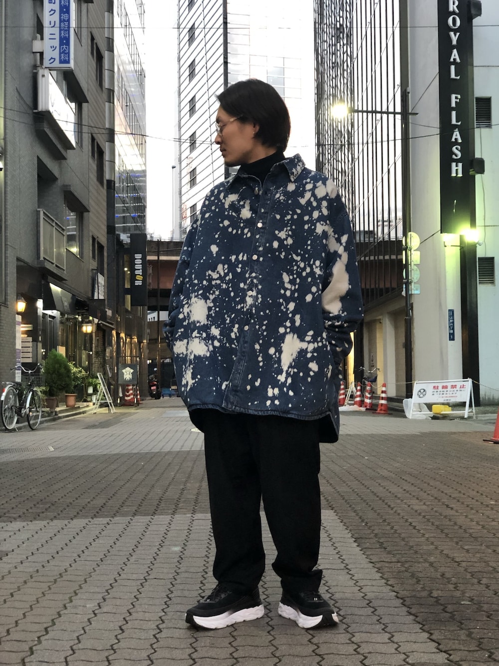 「LHP、冬コーデ、オーバーサイズ、Danke schon、ストリートコーデ、オトナカジュアル、上野、WHITELAND BLACKBURN、LHP上野」｜「WHITELANDのWHITELAND/ホワイトランド/ブリーチデニムシャツ（シャツ/ブラウス、ブルー系）」を使った、kazuya muraiさん（メンズ・168cm）の冬コーディネートの1枚目の写真