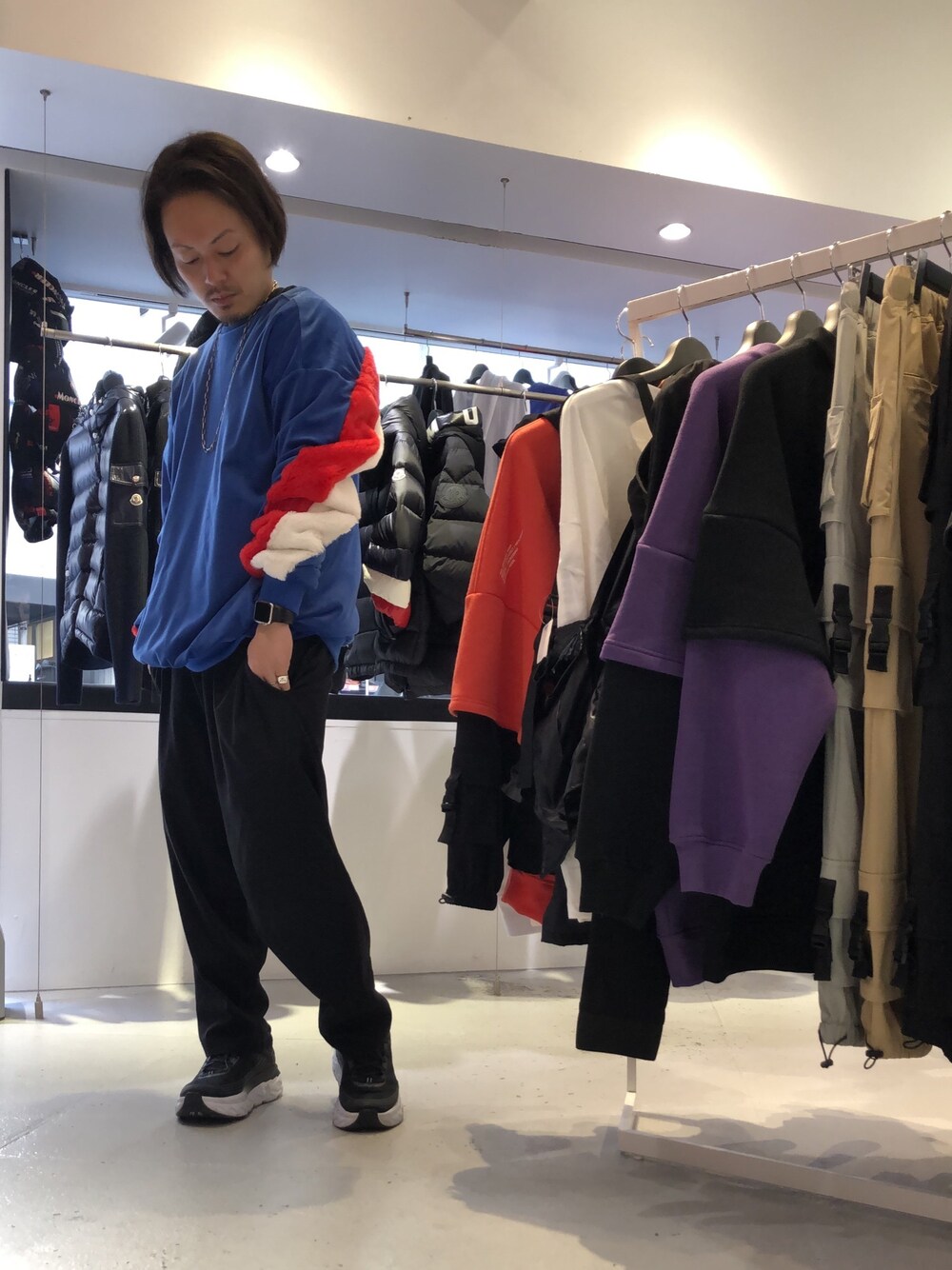 「LHP、スニーカーコーデ、Danke schon、大人コーデ、カジュアルコーデ、今日のコーデ、オトナカジュアル、上野、WHITELAND BLACKBURN、LHP上野」｜「DANKE SCHONのDankeSchon/ダンケシェーン/ベロアファーラインクルーネックスウェット（スウェット、ブルー系）」を使った、kazuya muraiさん（メンズ・168cm）の冬コーディネートの1枚目の写真