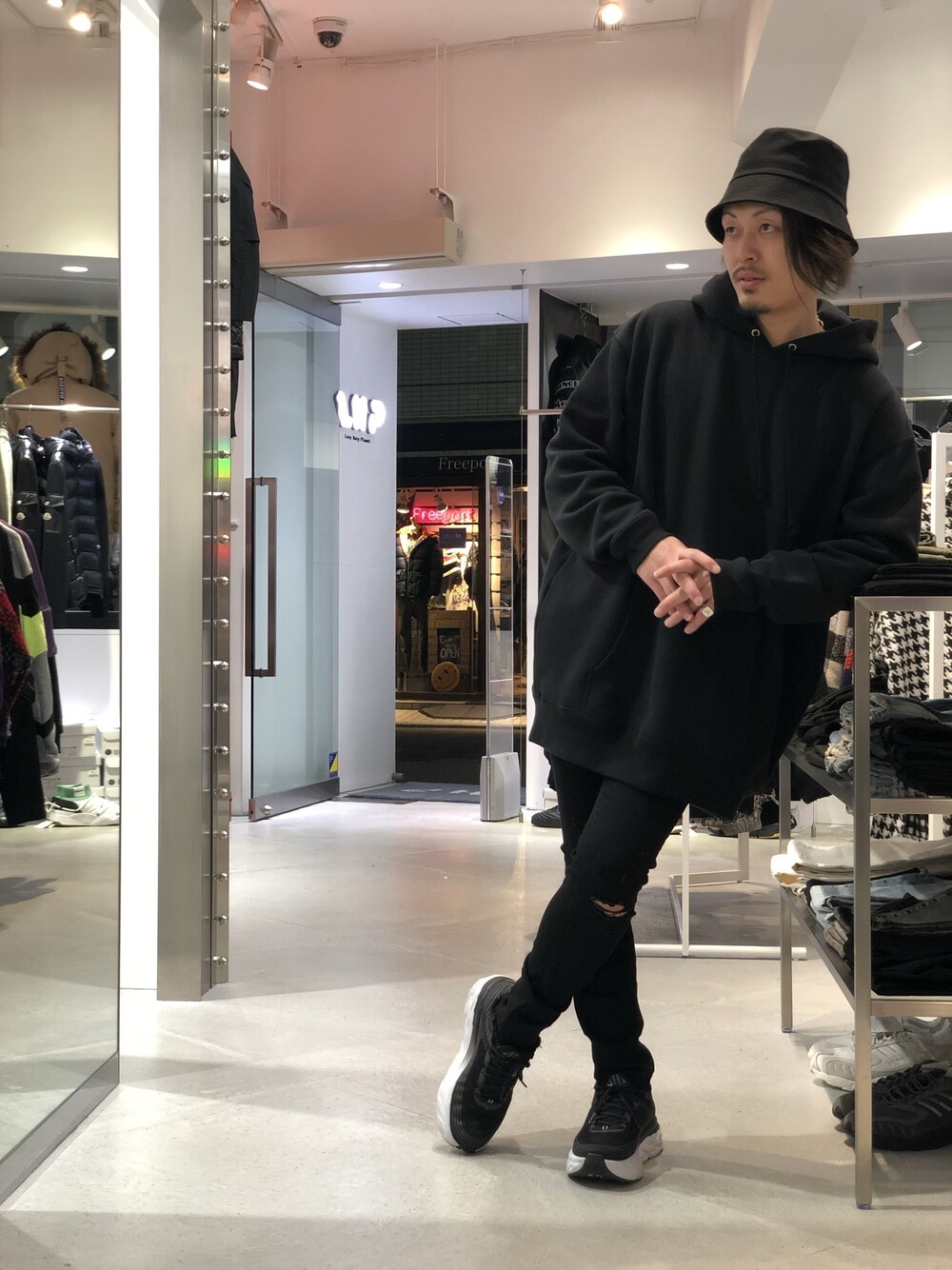 「黒、LHP、Danke schon、上野、WHITELAND BLACKBURN、冬アウター、おしゃれさんと繋がりたい、LHP上野、年末WEAR感謝祭」｜「WHITELANDのWHITELAND/ホワイトランド/HAT（ハット、ブラック系）」を使った、kazuya muraiさん（メンズ・168cm）の冬コーディネートの1枚目の写真