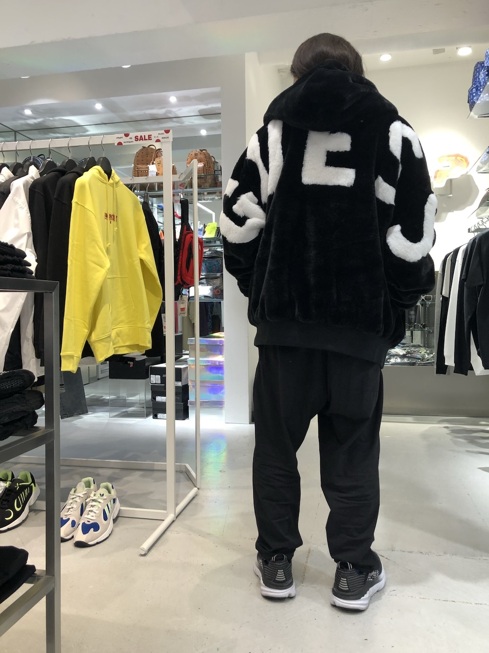 「LHP、オーバーサイズ、Danke schon、ファーブルゾン、シンプルコーデ、guess、上野、WHITELAND BLACKBURN、LHP上野」｜「WHITELANDのWHITELAND/ホワイトランド/LAYER PANTS(パンツ)（その他パンツ、ブラック系）」を使った、kazuya muraiさん（メンズ・168cm）の冬コーディネートの1枚目の写真