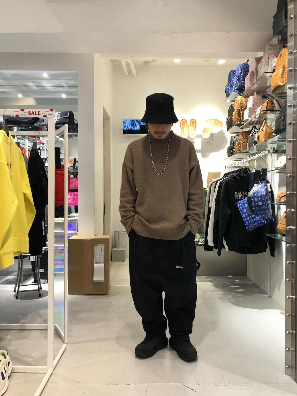 「ニット、ビッグシルエット、LHP、アースカラー、春コーデ、WHITELAND BLACKBURN、KIDILL、LHP上野」｜「WHITELANDのWHITELAND/ホワイトランド/HAT（ハット、ブラック系）」を使った、kazuya muraiさん（メンズ・168cm）の冬コーディネートの1枚目の写真