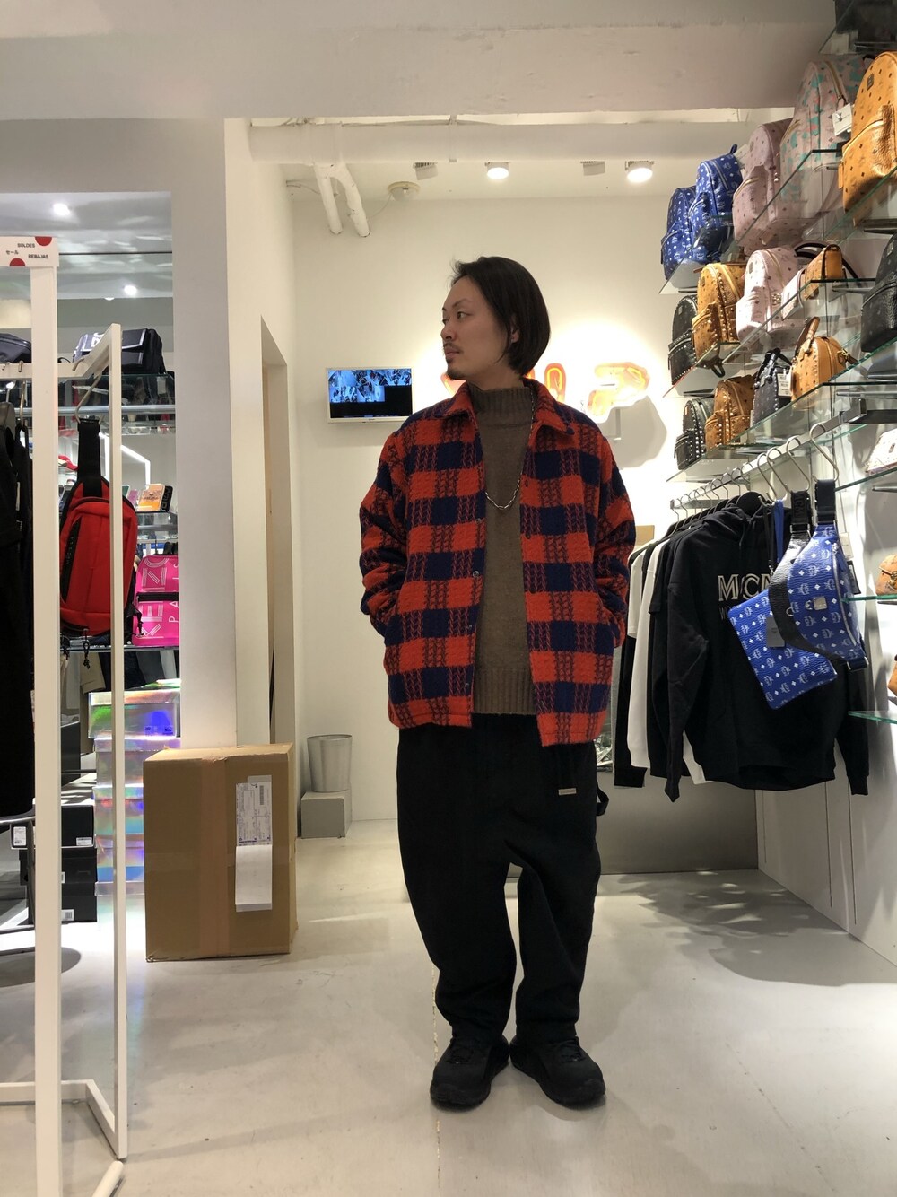 「ビッグシルエット、LHP、大人カジュアル、Danke schon、キレイめ、ゆるコーデ、LHP上野、冬アウター着回しチャレンジ」｜「DANKE SCHONのDankeSchon/ダンケシェーン/ウールコーチジャケット（ブルゾン、レッド系）」を使った、kazuya muraiさん（メンズ・168cm）の冬コーディネートの1枚目の写真