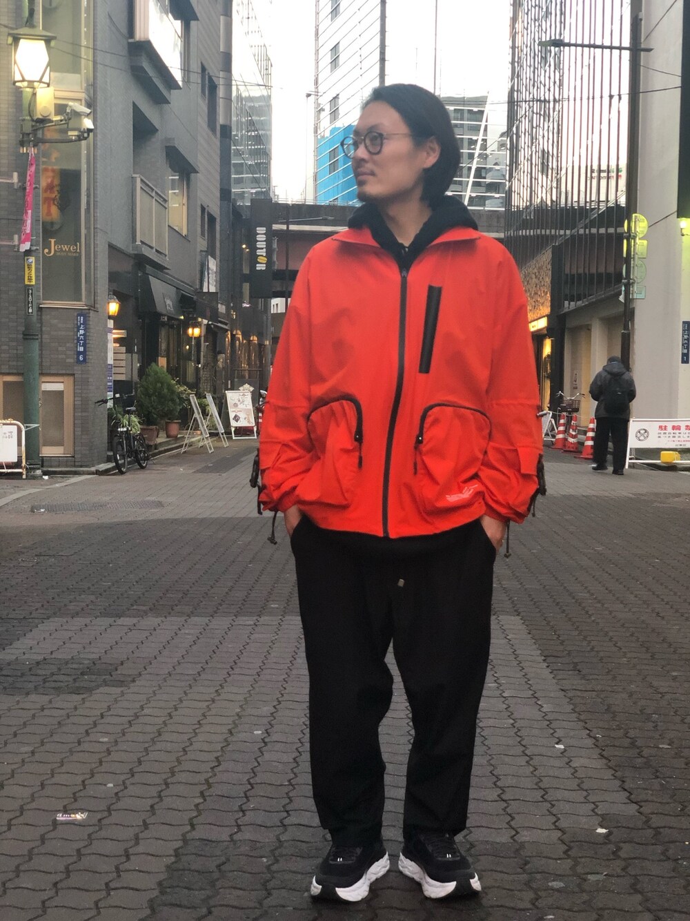 「LHP、Danke schon、きれいめカジュアル、春コーデ、LHP上野」｜「DANKE SCHONのDankeSchon/ダンケシェーン/ナイロンミリタリーブルゾン（ブルゾン、オレンジ系）」を使った、kazuya muraiさん（メンズ・168cm）の冬コーディネートの1枚目の写真