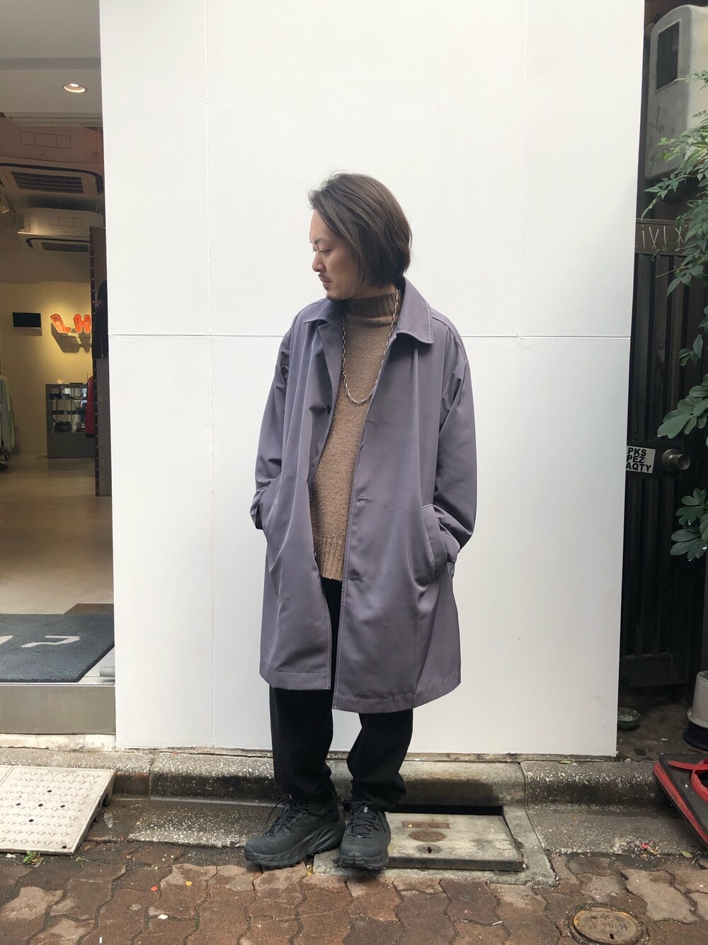 「カジュアル、シンプル、LHP、モノトーン、春、上野、WHITELAND BLACKBURN、はるコーデ、LHP上野」｜「WHITELANDのWHITELAND/ホワイトランド/Stitch Cort/ステッチコート（ステンカラーコート、グレー系）」を使った、kazuya muraiさん（メンズ・168cm）の冬コーディネートの1枚目の写真
