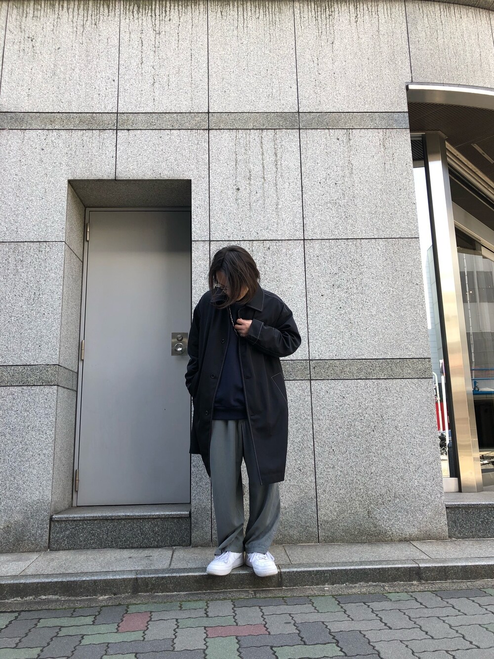 「黒、LHP、きれいめカジュアル、シンプルコーデ、春コーデ、ストリートMIX、LHP名古屋、WHITELAND BLACKBURN」｜「WHITELANDのWHITELAND/ホワイトランド/Stitch Cort/ステッチコート（ステンカラーコート、ブラック系）」を使った、kazuya muraiさん（メンズ・168cm）の春コーディネートの1枚目の写真