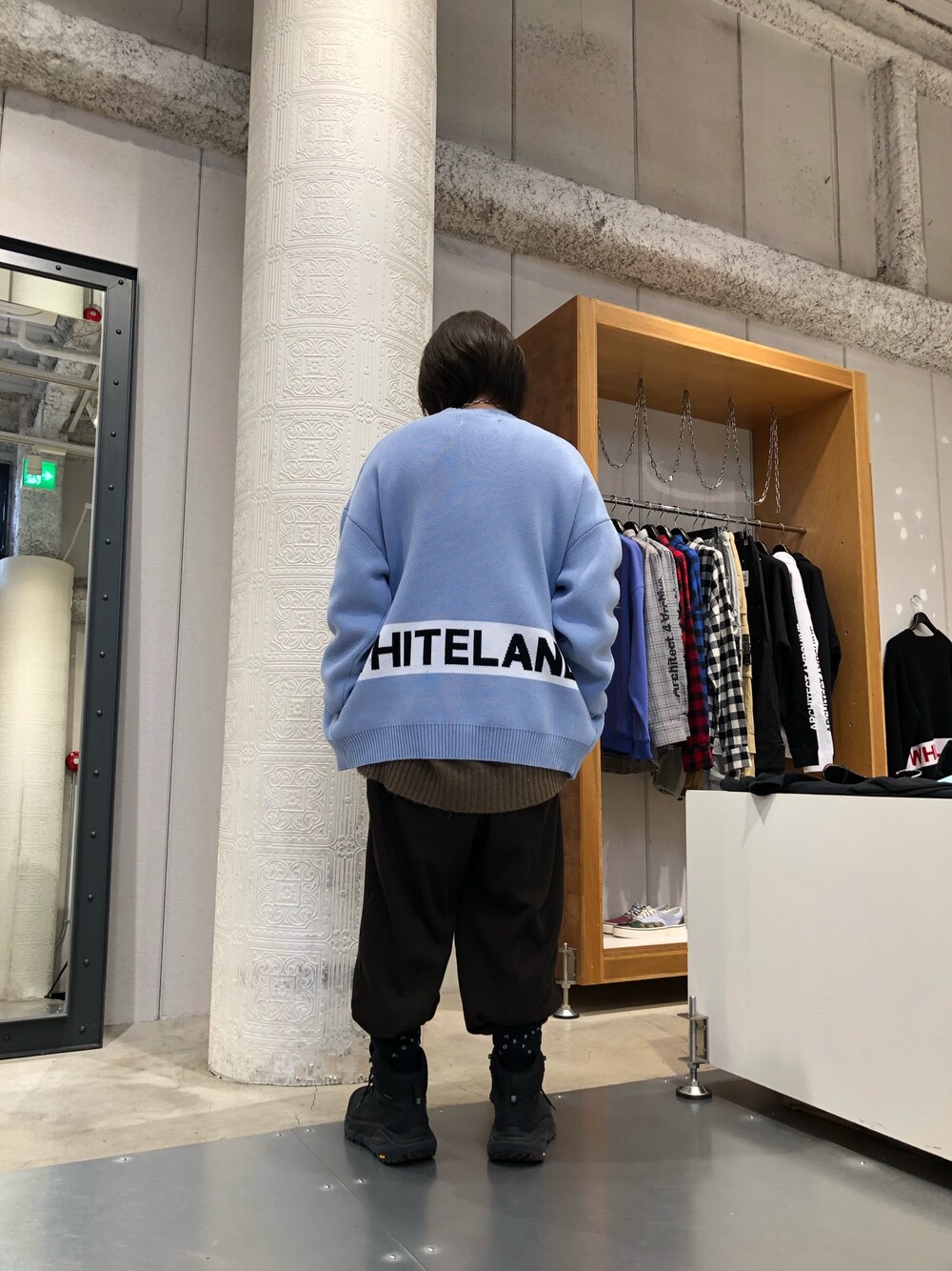 「カジュアル、シンプル、LHP、名古屋、LHP名古屋、オトナカジュアル、WHITELAND BLACKBURN、blackweirdos、パステル映える春」｜「WHITELANDのWHITElAND/ホワイトランド/ラインロゴカーディガン（カーディガン/ボレロ、ブルー系）」を使った、kazuya muraiさん（メンズ・168cm）の春コーディネートの1枚目の写真
