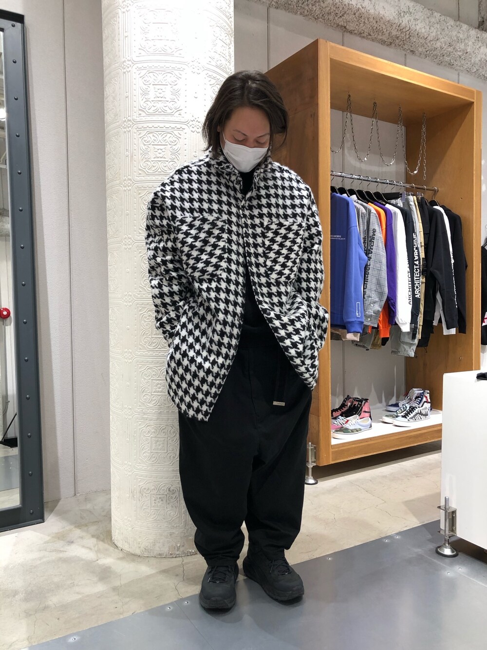 「ビッグシルエット、シャツ、LHP、オーバーサイズ、名古屋、Danke schon、チドリ柄、カジュアルコーデ、LHP名古屋、WHITELAND BLACKBURN」｜「DANKE SCHONのDankeSchon/ダンケシェーン/chidori BIG SHIRTS/千鳥ビックシャツ（シャツ/ブラウス、ブラック系）」を使った、kazuya muraiさん（メンズ・168cm）の春コーディネートの1枚目の写真