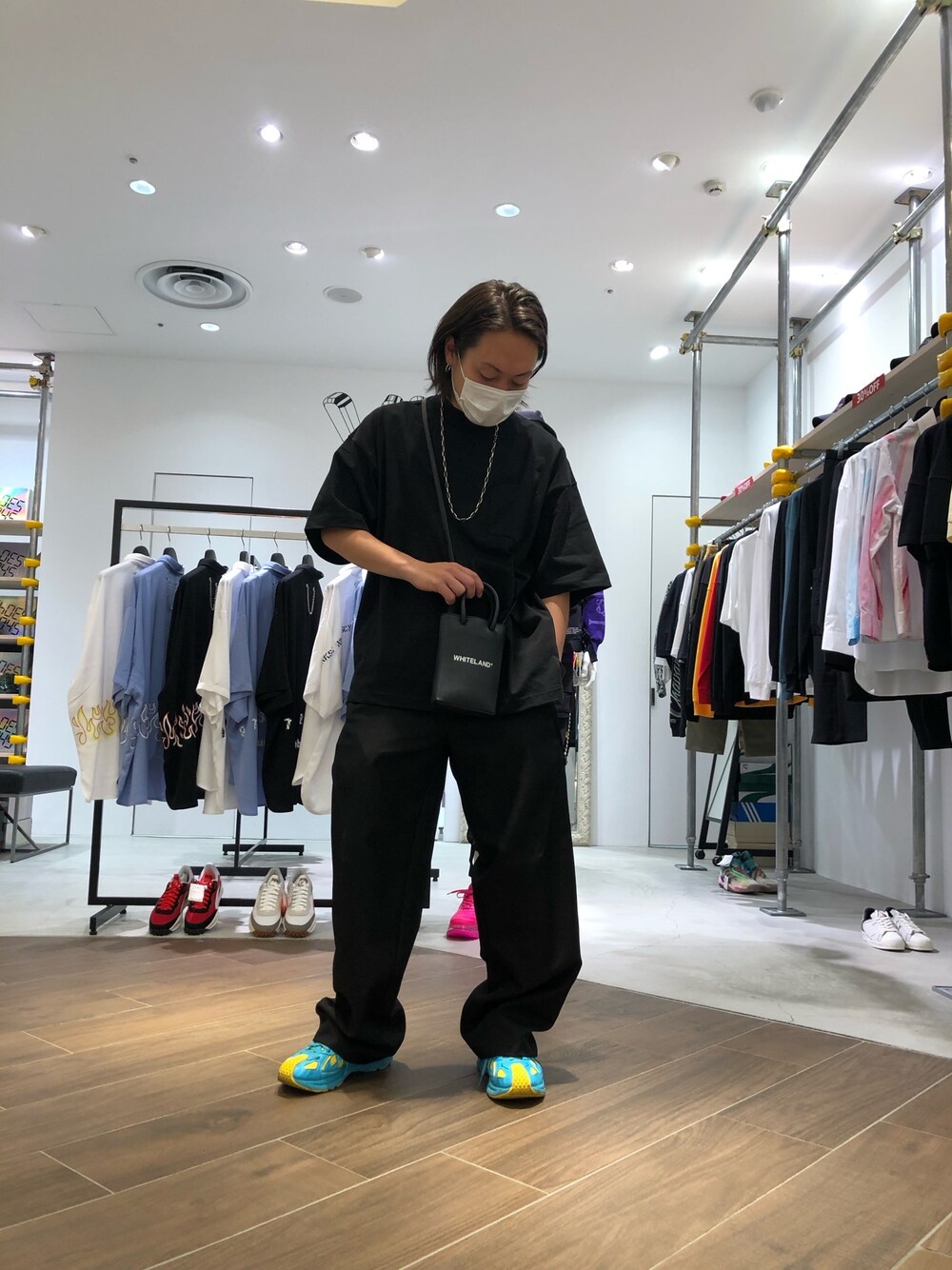 「夏、ペット、BAG、黒、シンプルコーデ、オトナカジュアル、WHITELAND BLACKBURN」｜「WHITELANDのWHITELAND/ホワイトランド/ミニトートバッグ（トートバッグ、ブラック系）」を使った、kazuya muraiさん（メンズ・168cm）の夏コーディネートの1枚目の写真