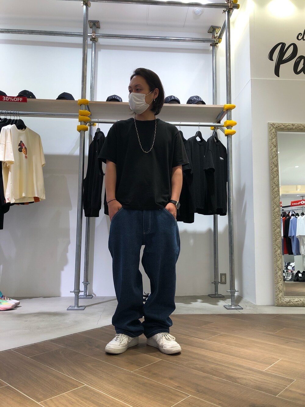 ブルー系のデニムパンツを着用したメンズの夏コーディネートの1枚目の写真