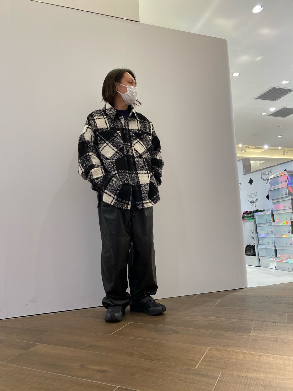ホワイト系のシャツ/ブラウス、ホワイト系のシャツ/ブラウス、ホワイト系のシャツ/ブラウスを着用したメンズの冬コーディネートの1枚目の写真