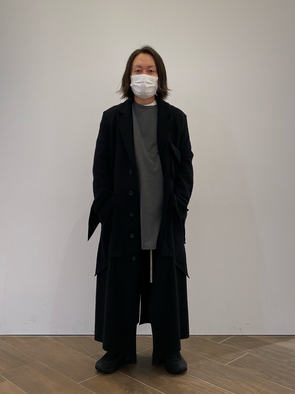 「ブラック、黒、LHP、Danke schon、カーゴパンツ、モード、シンプルコーデ、WHITELAND BLACKBURN、sulvam、lhp名古屋PARCO」｜「DANKE SCHONのDankeSchon/ダンケシェーン/裏起毛ピグメントクルーネックスウェット（スウェット、グリーン系）」を使った、kazuya muraiさん（メンズ・168cm）の冬コーディネートの1枚目の写真