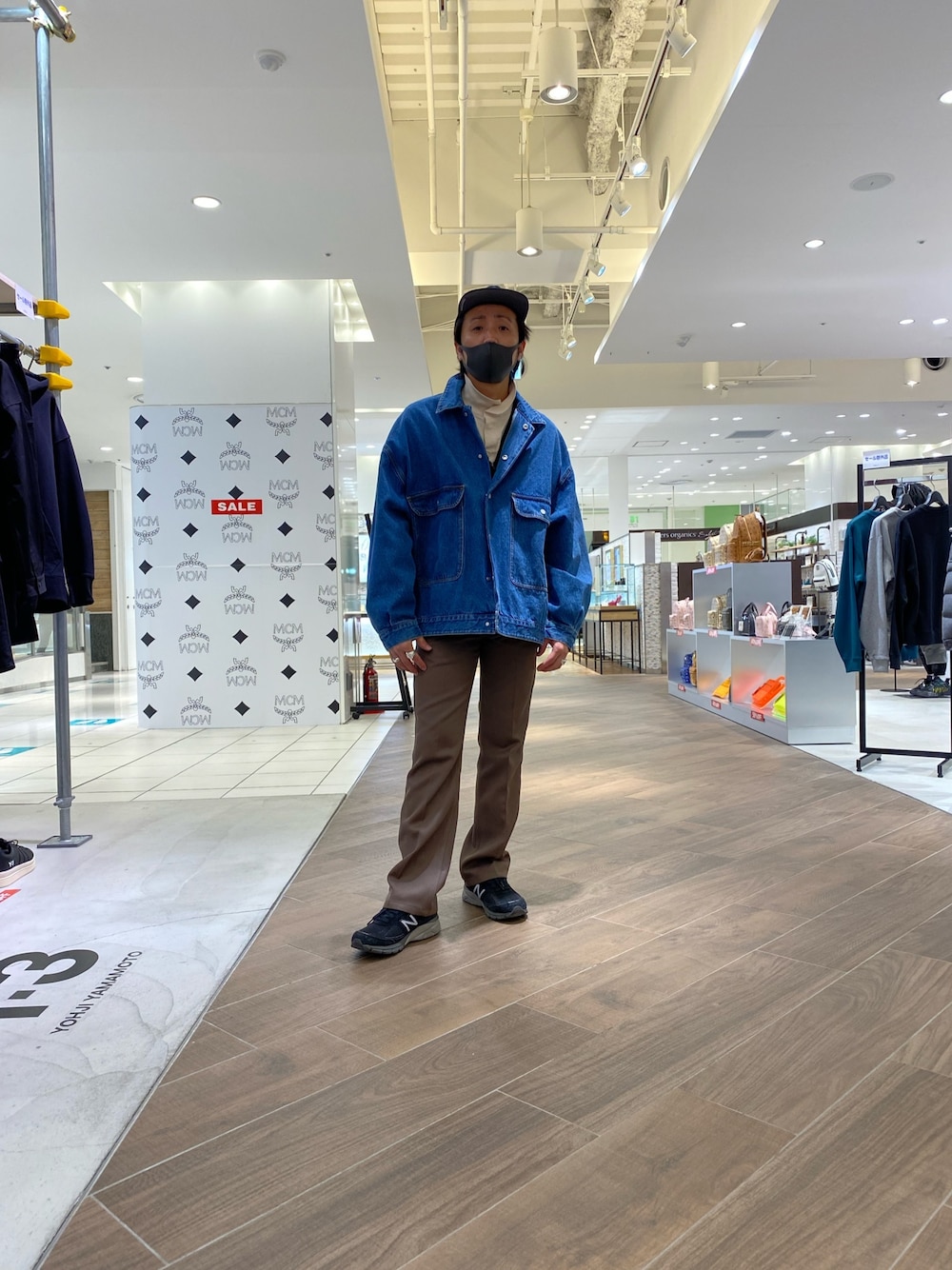 「デニムジャケット、LHP、Danke schon、シンプルコーデ、春コーデ、WHITELAND BLACKBURN、秋冬コーデ、martinerose、lhp名古屋PARCO」｜「DANKE SCHONのDankeSchon/ダンケシェーン/DENIM COVER ALL/デニムジャケット（デニムジャケット、ブルー系）」を使った、kazuya muraiさん（メンズ・168cm）の冬コーディネートの1枚目の写真