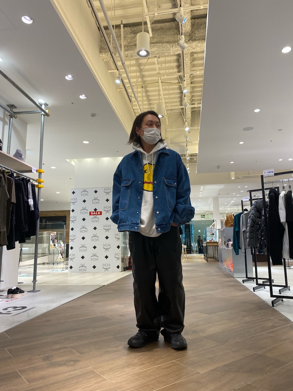 「LHP、スニーカーコーデ、Danke schon、休日スタイル、シンプルコーデ、オトナカジュアル、flagstuff、WHITELAND BLACKBURN、kiko kostadinov、私の推しブランド」｜「DANKE SCHONのDankeSchon/ダンケシェーン/DENIM COVER ALL/デニムジャケット（デニムジャケット、ブルー系）」を使った、kazuya muraiさん（メンズ・168cm）の冬コーディネートの1枚目の写真