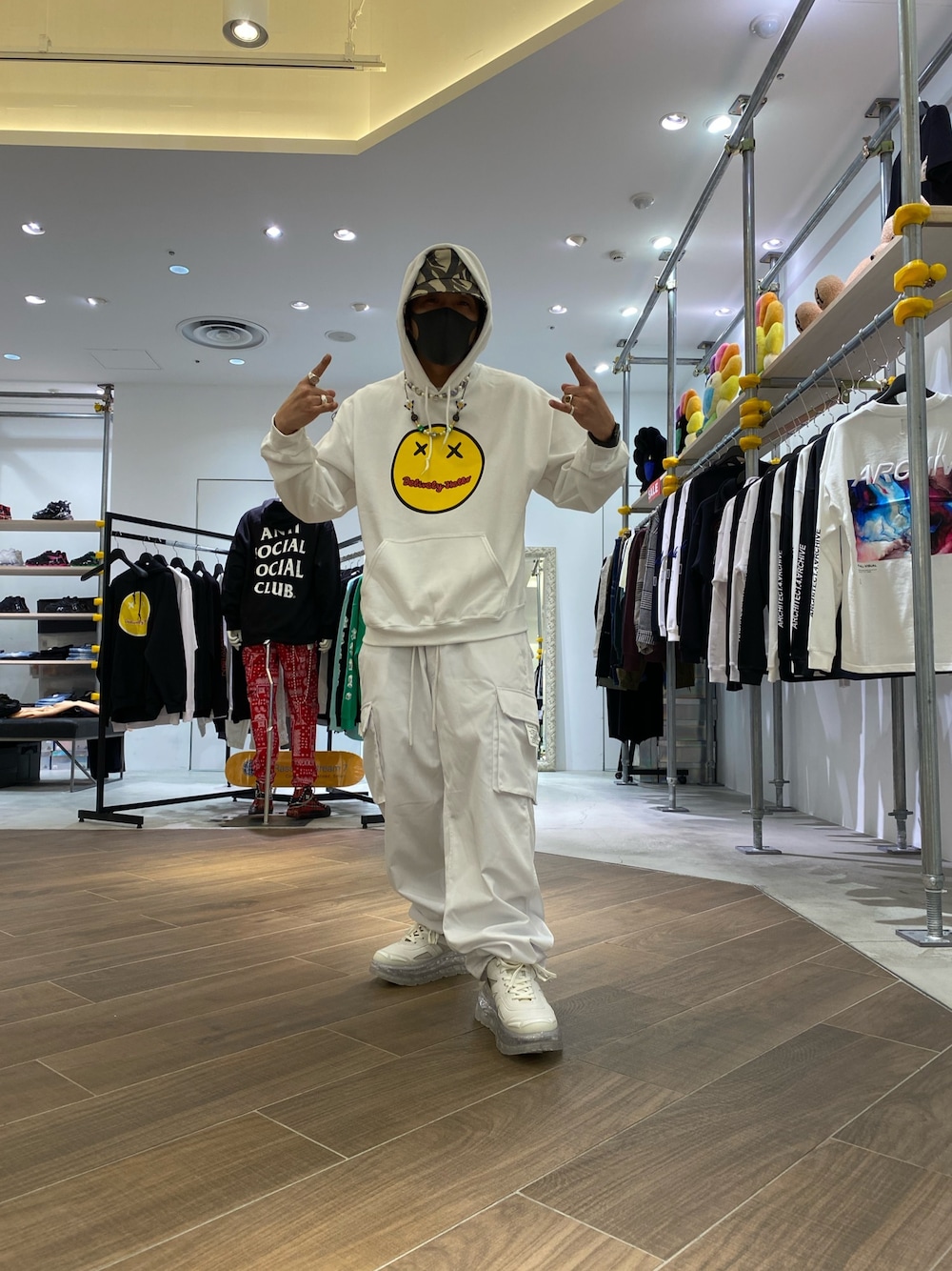 「LHP、白、Danke schon、ホワイトコーデ、IWGP、flagstuff、お洒落さんとつながりたい、lhp名古屋PARCO、私の推しブランド」｜「DANKE SCHONのDankeSchon/ダンケシェーン/ツイル カーゴパンツ（カーゴパンツ、ホワイト系）」を使った、kazuya muraiさん（メンズ・168cm）の冬コーディネートの1枚目の写真