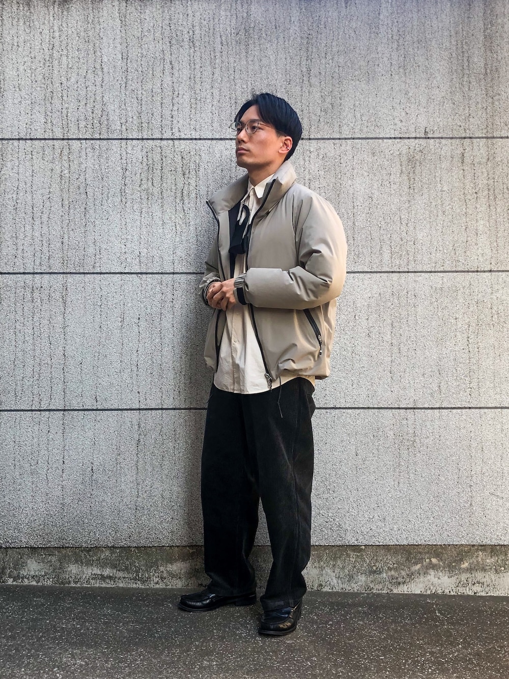 「UNIQLO U、ローファー、ダウンジャケット、コーデュロイパンツ、ベージュ、ワイドパンツ、リラックススタイル、大人カジュアル、UNITED TOKYO、冬コーデ」｜「UNITED TOKYOの2wayラミネートダウンジャケット/ビッグシルエット/撥水・耐水加工（ダウンジャケット/コート、ベージュ系）」を使った、TomoHanksさん（メンズ・165cm）の冬コーディネートの1枚目の写真