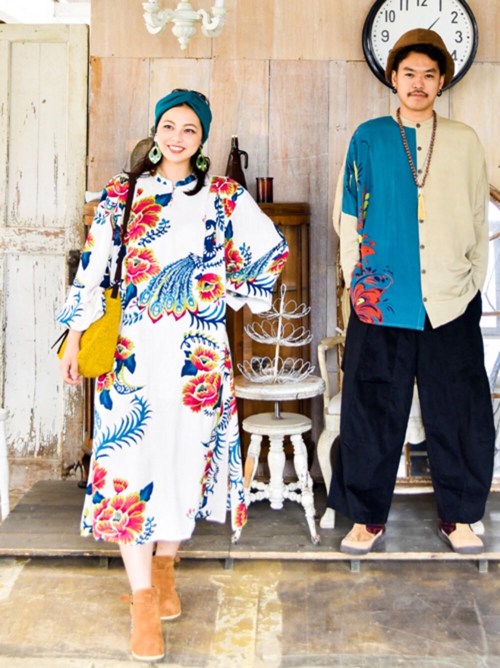 「ブーツ、ヘアバンド、花柄ワンピース、チャイハネ、オリエンタル、フォークロア、おおぶりピアス、バンドカラー、Amina、秋コーデ」｜「チャイハネの【チャイハネ】メイリンワンピース（ワンピース、ホワイト系）」を使った、マイリーさん（レディース・170cm）の秋コーディネートの1枚目の写真