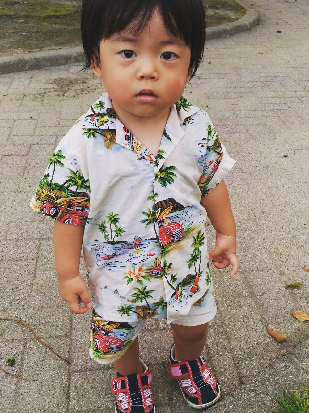 「男の子、アロハシャツ、公園、三兄妹、１歳８ヶ月」｜「IFMEのアイテム（サンダル、ブルー系）」を使った、3kids_codeさん（キッズ・90cm）の冬コーディネートの1枚目の写真