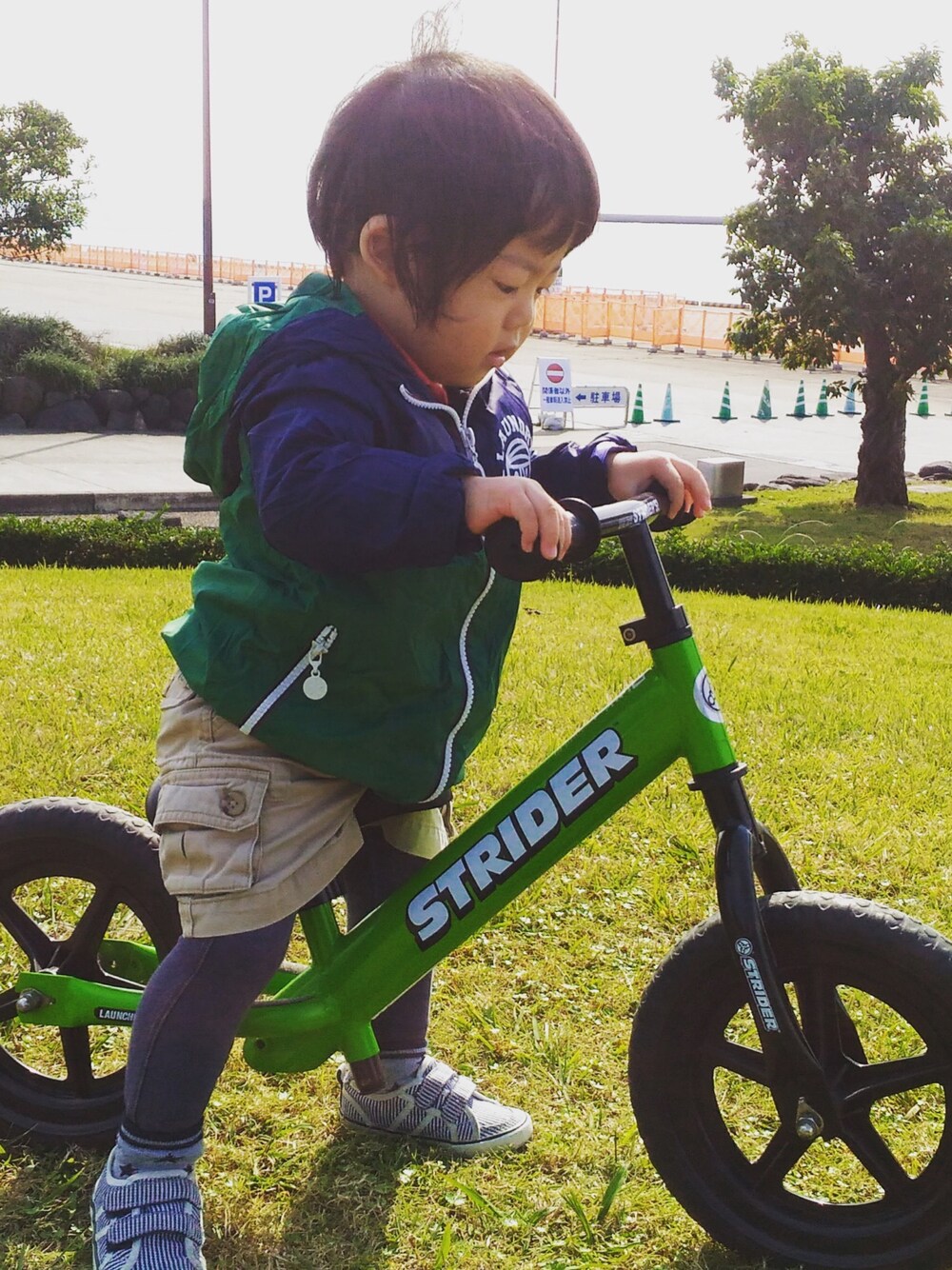 「男の子、ストライダー、1歳11ヶ月、レギンス×ショートパンツ、レギンス男子、三兄妹」｜「Laundryのアイテム（ナイロンジャケット、グリーン系）」を使った、3kids_codeさん（キッズ・90cm）の冬コーディネートの1枚目の写真