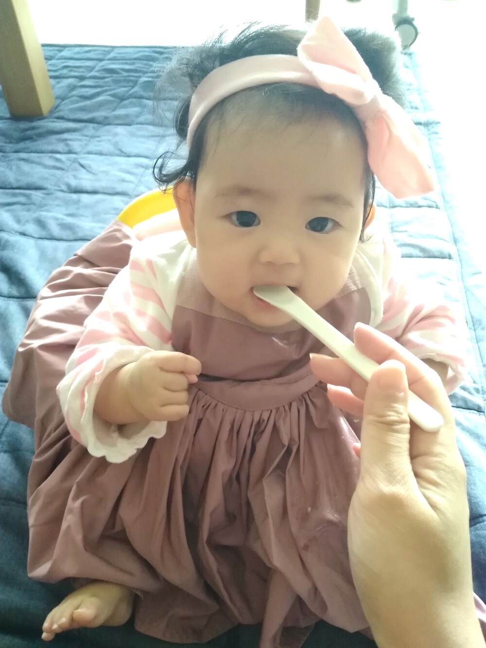 「女の子、おんなのこ、マールマール、離乳食、三兄妹、エプロンワンピース、おしゃれさんと繋がりたい」｜「MARLMARLのMARLMARL bouquet お食事エプロン (beige_kids)（スタイ/よだれかけ、ベージュ系）」を使った、3kids_codeさん（キッズ・70cm）の冬コーディネートの1枚目の写真