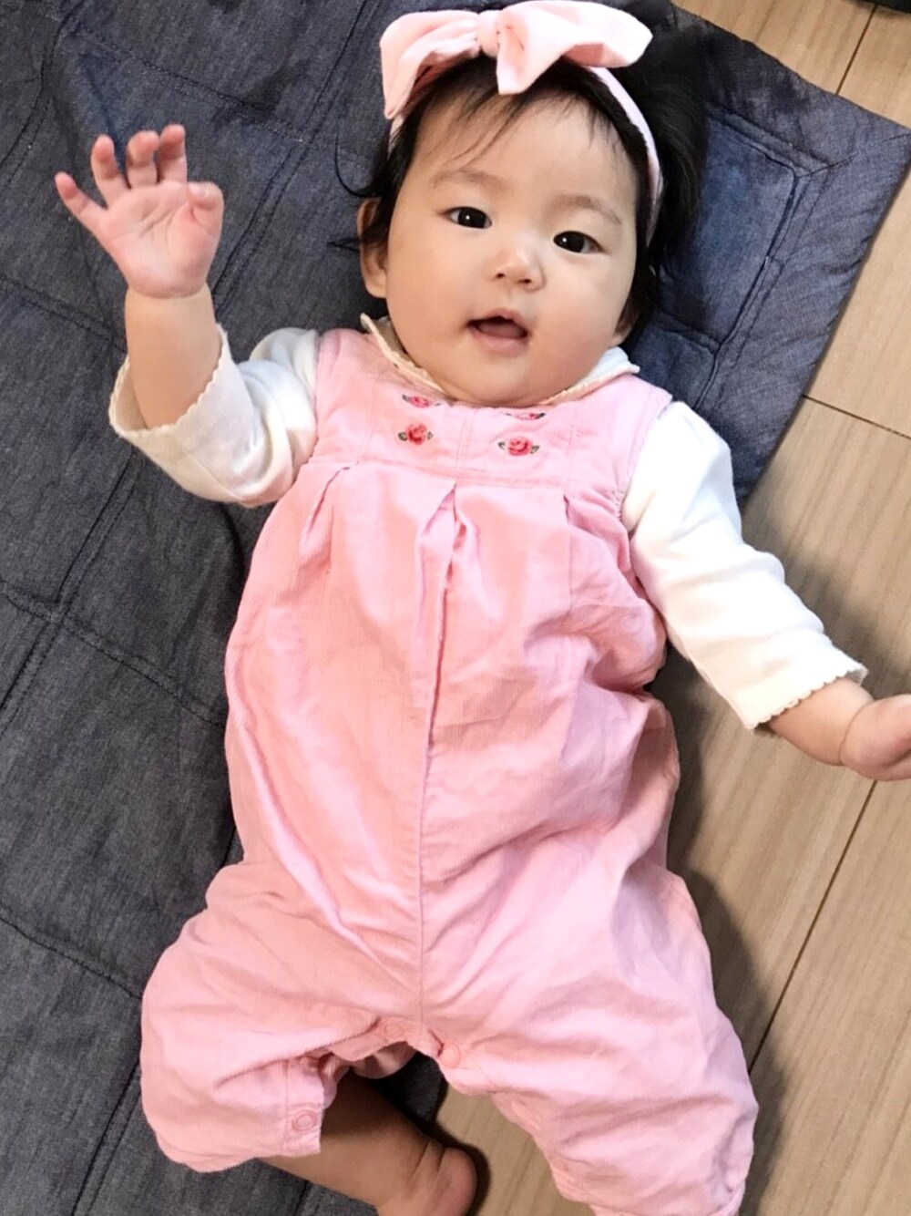 「女の子、娘コーデ、サロペット、ヘアハンド、三兄妹、ピンク、おしゃれさんと繋がりたい」｜「babyGAPのアイテム（シャツ/ブラウス、ホワイト系）」を使った、3kids_codeさん（キッズ・70cm）の冬コーディネートの1枚目の写真