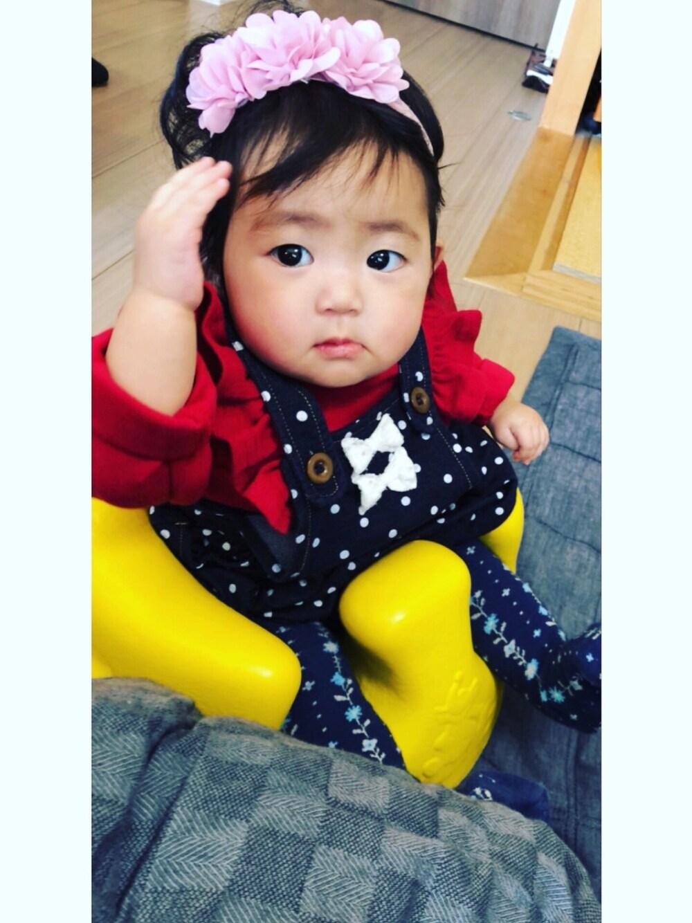 「女の子、生後7ヶ月、三兄妹、末っ子長女、おしゃれさんと繋がりたい、韓国子供服」｜「西松屋のアイテム（ジャンパースカート、ブルー系）」を使った、3kids_codeさん（キッズ・70cm）の冬コーディネートの1枚目の写真
