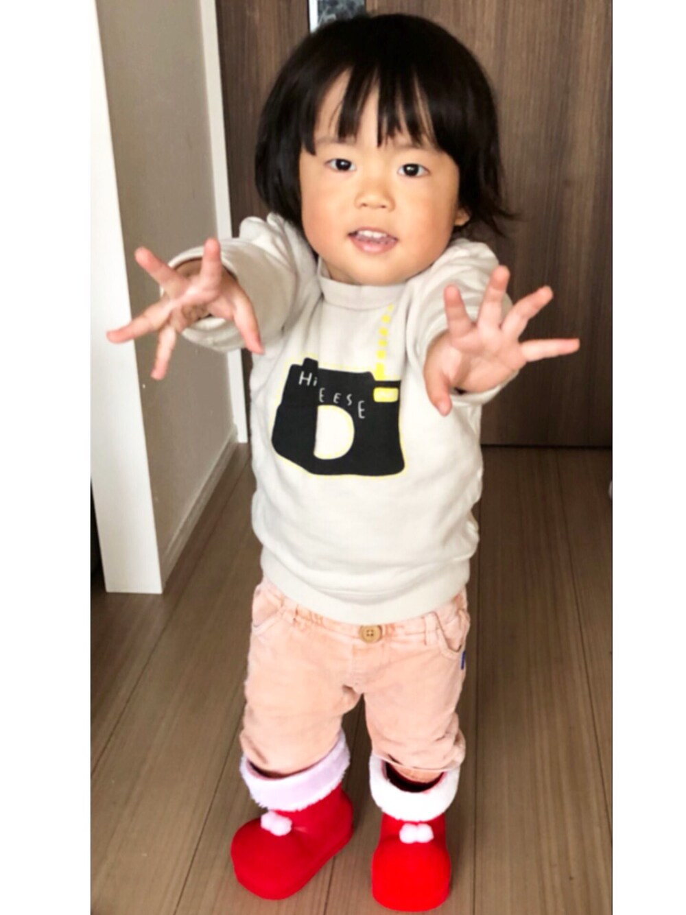 「男の子、2歳、サンタさんのブーツ、三兄妹、おしゃれさんと繋がりたい」｜「codycobyのアイテム（レギンス/スパッツ、レッド系）」を使った、3kids_codeさん（キッズ・90cm）の冬コーディネートの1枚目の写真
