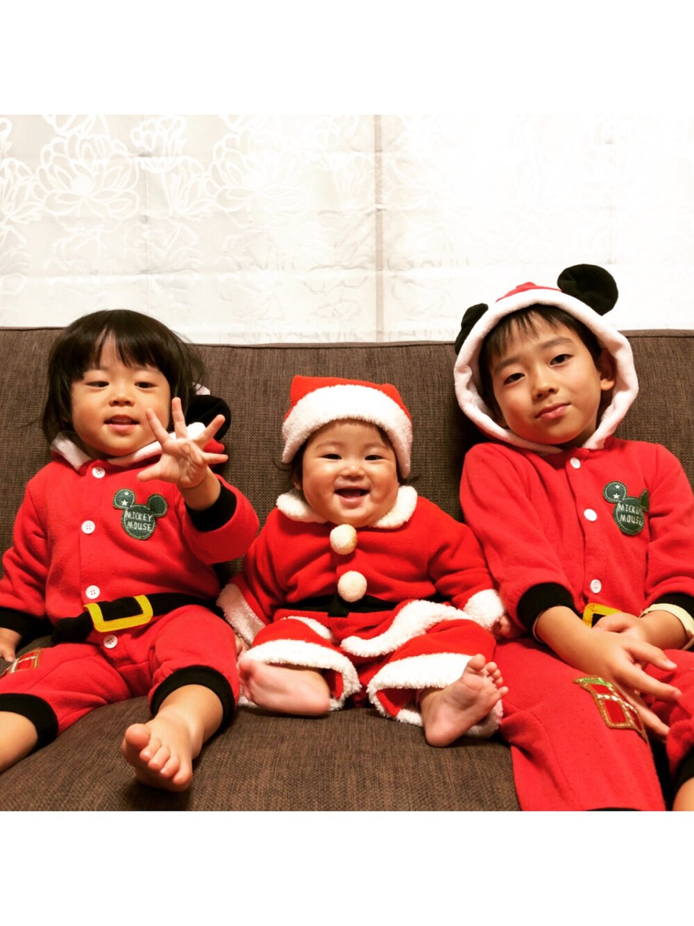 「三兄妹、男の子、女の子、サンタコス、おそろいコーデ、リンクコーデ、クリスマス、クリスマスコーデ」｜「西松屋のアイテム（つなぎ/オールインワン、レッド系）」を使った、3kids_codeさん（キッズ・70cm）の冬コーディネートの1枚目の写真