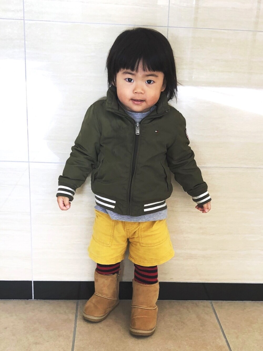 「男の子、2歳、トミーヒルフィガー、レギンス×ショートパンツ、レギンス男子、三兄妹」｜「TOMMY HILFIGERのアイテム（ジャケット/アウター、グリーン系）」を使った、3kids_codeさん（キッズ・90cm）の冬コーディネートの1枚目の写真