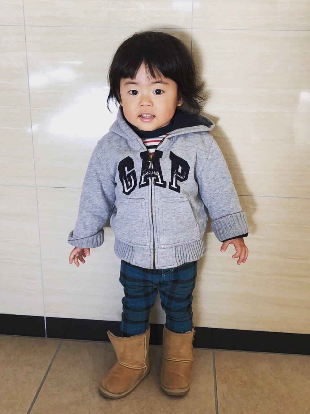 「男の子、男の子コーデ、2歳、GAP、三兄妹、おしゃれさんと繋がりたい」｜「GAPのアイテム（ジャケット/アウター、グレー系）」を使った、3kids_codeさん（キッズ・90cm）の冬コーディネートの1枚目の写真