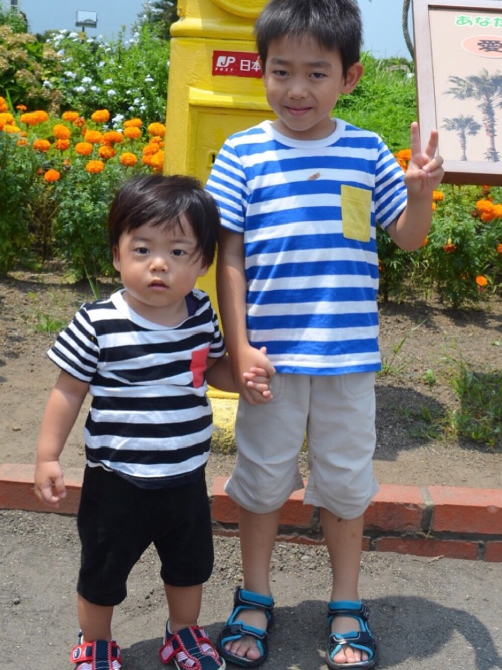 「男の子、兄弟コーディネート、ボーダーコーデ、ボーダー、三兄妹、リンクコーデ、5歳、１歳８ヶ月」｜「BRANSHESのクレイジー切替えボーダー半袖Tシャツ（Tシャツ/カットソー、ブルー系）」を使った、3kids_codeさん（キッズ・90cm）の冬コーディネートの1枚目の写真