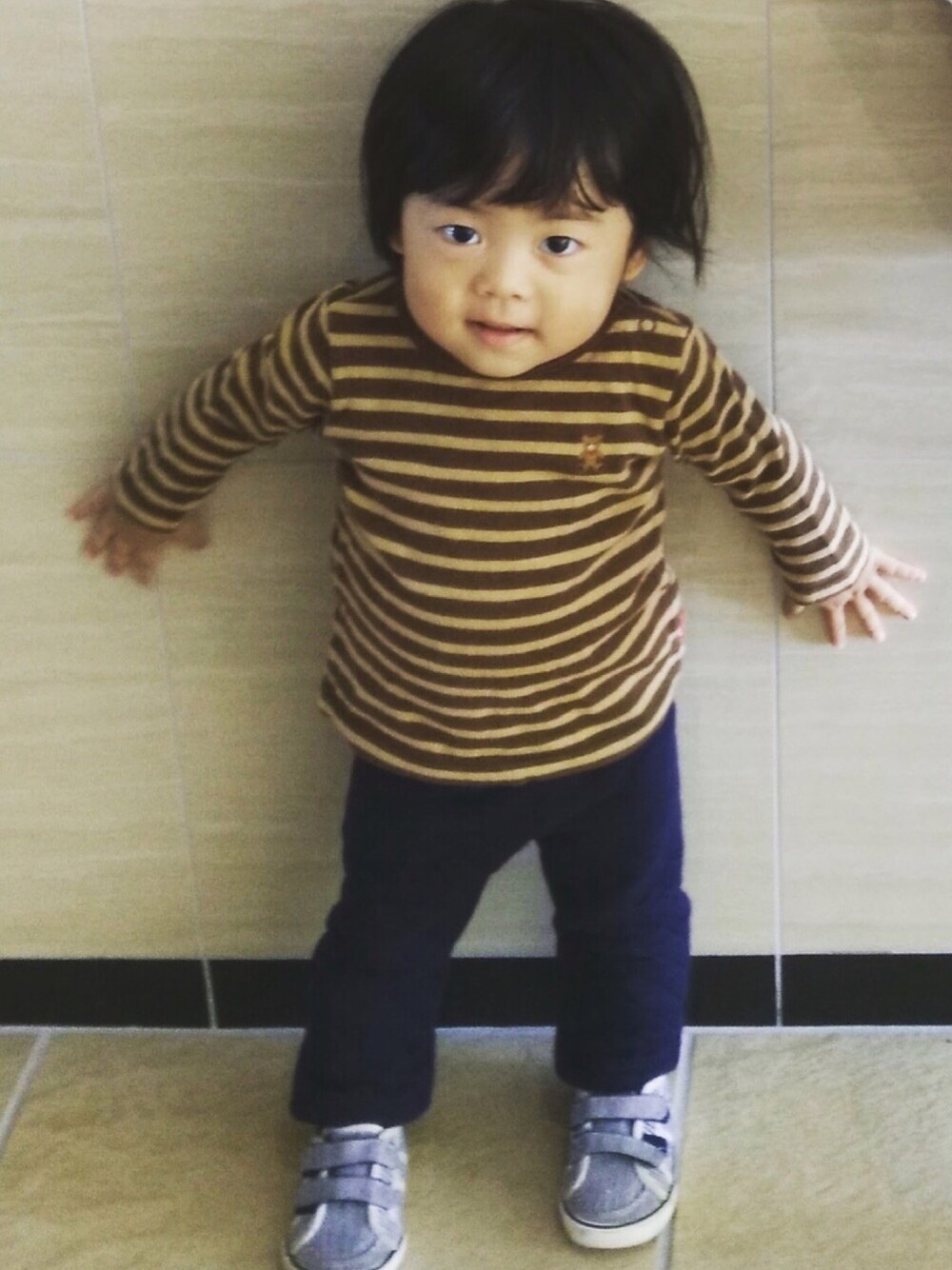 「男の子、mikihouse、1歳11ヶ月、三兄妹」｜「MIKI HOUSEのアイテム（Tシャツ/カットソー、ブラウン系）」を使った、3kids_codeさん（キッズ・90cm）の冬コーディネートの1枚目の写真