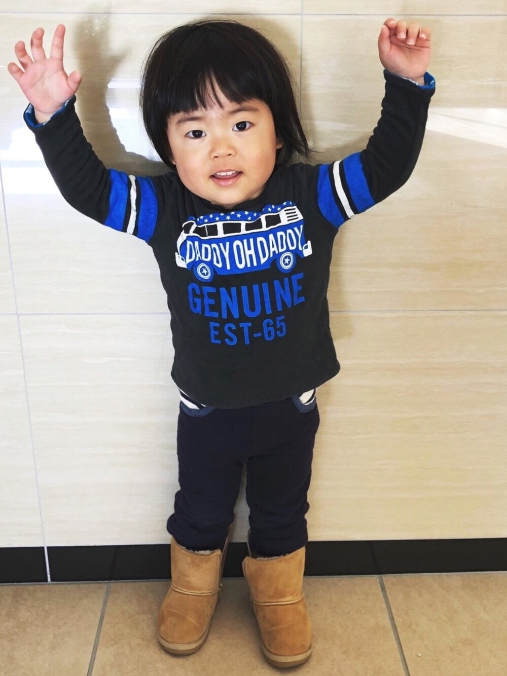 「男の子、男の子コーデ、2歳、daddy oh daddy、三兄妹、おしゃれさんと繋がりたい」｜「daddyohdaddyのアイテム（Tシャツ/カットソー、ブラック系）」を使った、3kids_codeさん（キッズ・90cm）の冬コーディネートの1枚目の写真