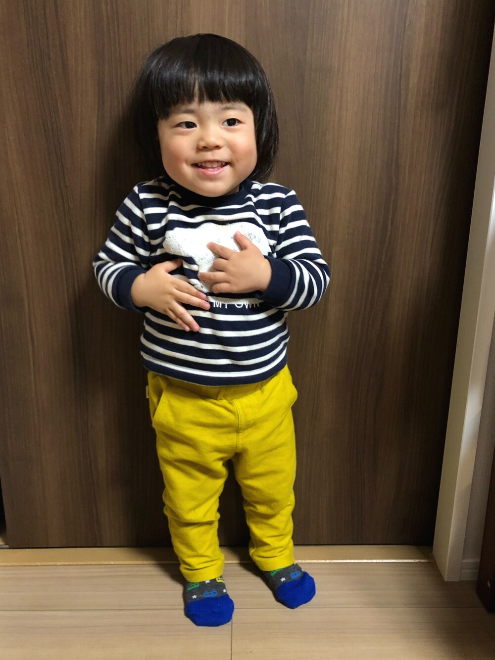 「男の子、男の子コーデ、カジュアル、green label relaxing、三兄妹、黄色パンツ、おしゃれさんと繋がりたい」｜「green label relaxingの【BABY】ボーダー シロクマサガラ プルオーバー ロングスリーブ（その他ベビー用品、ブルー系）」を使った、3kids_codeさん（キッズ・90cm）の冬コーディネートの1枚目の写真