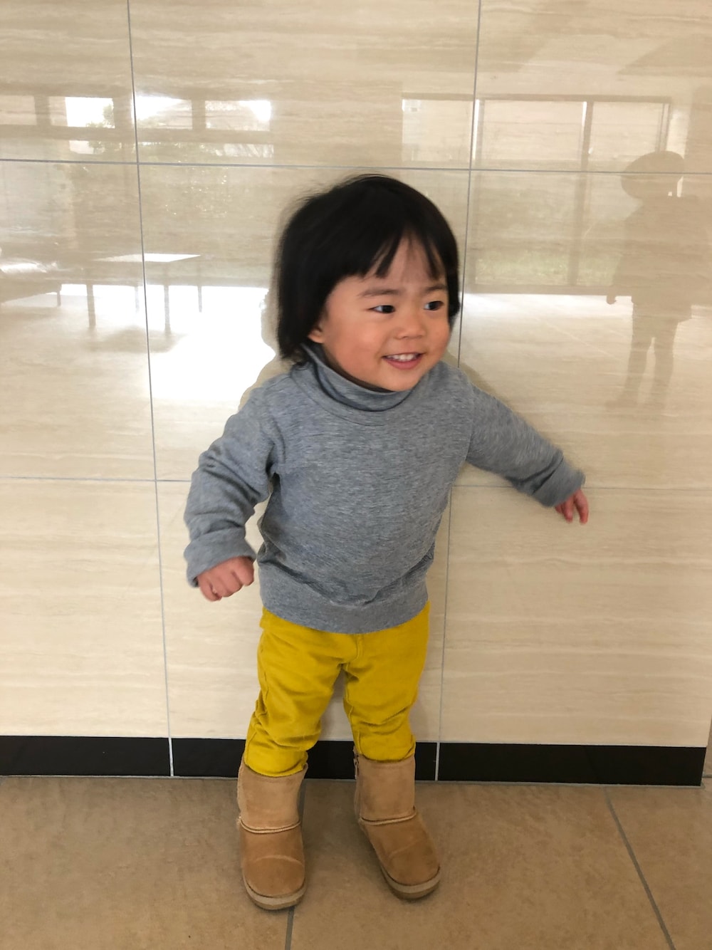 「男の子、男の子コーデ、2歳2ヶ月、タートルネック、黄色パンツ、三兄妹、おしゃれさんと繋がりたい」｜「GLOBAL WORKのアイテム（ニット/セーター、グレー系）」を使った、3kids_codeさん（キッズ・90cm）の冬コーディネートの1枚目の写真