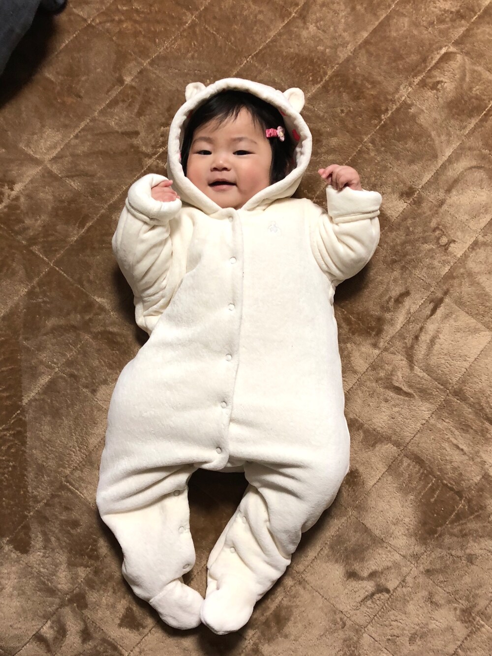 「女の子、着ぐるみ、くまさん、8ヶ月、三兄妹、おしゃれさんと繋がりたい」｜「babyGAPのアイテム（ロンパース、ホワイト系）」を使った、3kids_codeさん（キッズ・70cm）の冬コーディネートの1枚目の写真