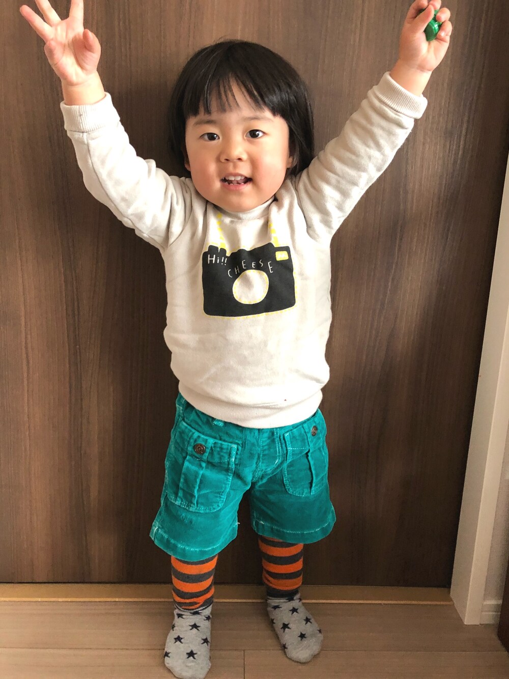 「2歳2ヶ月、男の子、レギンス×ショートパンツ、三兄妹、おしゃれさんと繋がりたい、カジュアル」｜「sunnylandscopeのアイテム（スウェット、ホワイト系）」を使った、3kids_codeさん（キッズ・90cm）の冬コーディネートの1枚目の写真