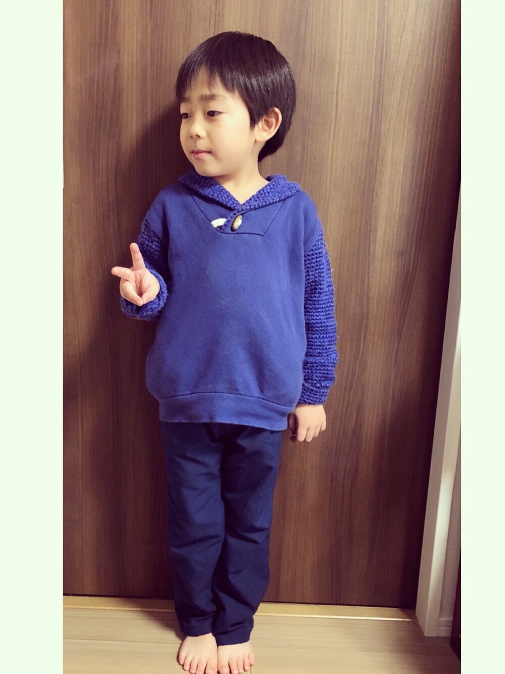 「男の子、セーター、ブルー、6歳、裏起毛パンツ、三兄妹、おしゃれさんと繋がりたい」｜「GLOBAL WORKのアイテム（ニット/セーター、ブルー系）」を使った、3kids_codeさん（キッズ・120cm）の冬コーディネートの1枚目の写真