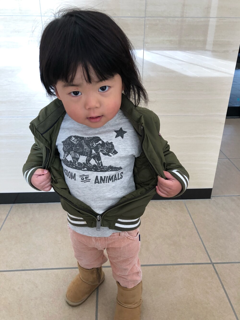 「男の子、2歳2ヶ月、斎藤さんだぞ、カジュアルコーデ、三兄妹、おしゃれさんと繋がりたい」｜「TOMMY HILFIGERのアイテム（ジャケット/アウター、グリーン系）」を使った、3kids_codeさん（キッズ・90cm）の冬コーディネートの1枚目の写真
